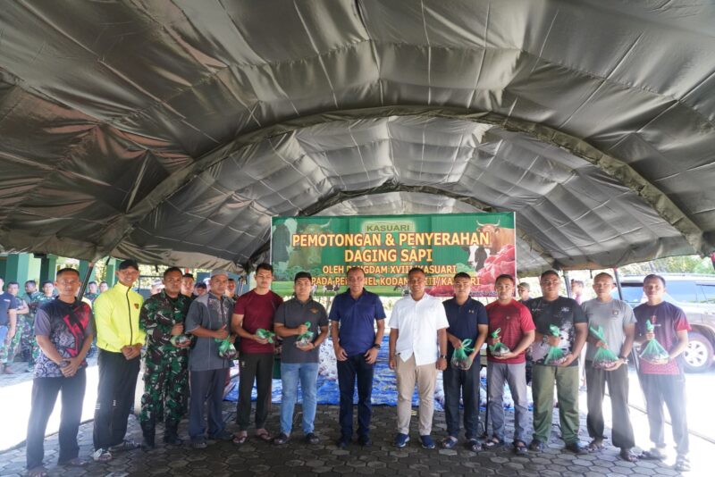 Acara pemotongan dan penyerahan daging sapi kepada para prajurit Kodam XVIII/Kasuari yang dilaksanakan di depan Masjid Itiqlal Kodam