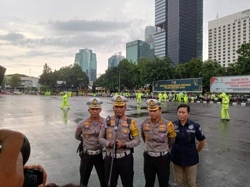 Dirlantas Polda Metro Jaya, Kombes Latif Usman mengatakan 1.500 personel itu disebar ke seluruh wilayah Jakarta dan sekitarnya