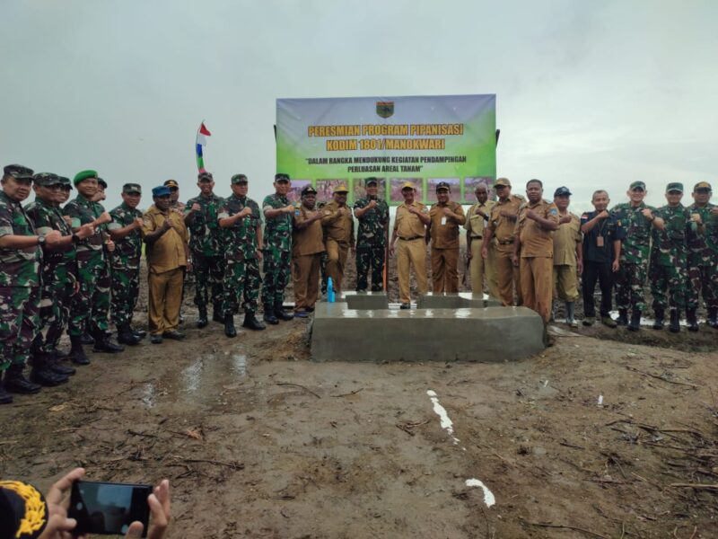 Pangdam XVIII/Kasuari, Mayjen TNI Ilyas Alamsyah, S.E., M.Tr.(Han)., CGCAE., dalam saat menghadiri acara peresmian program pipanisasi