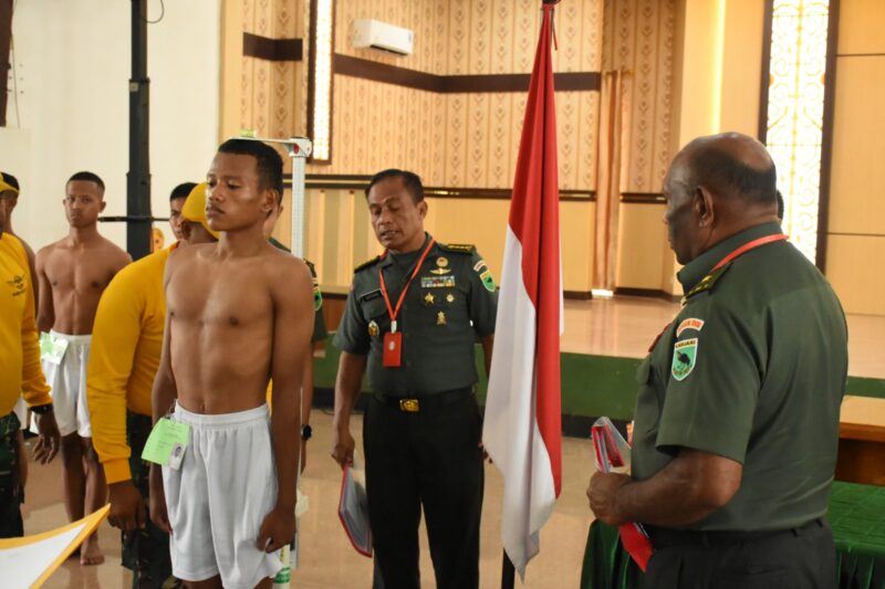 Acara pengujian akhir ini dipimpin langsung oleh Kasdam XVIII/Kasuari, Brigjen TNI Yusuf Ragainaga yang diikuti oleh 156 calon Tamtama