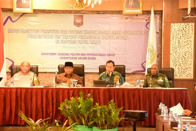 Kasdam XVIII/Kasuari, Brigjen TNI Yusuf Ragainaga mengikuti rapat bersama dengan Direktorat Jenderal Politik dan Pemerintahan Umum