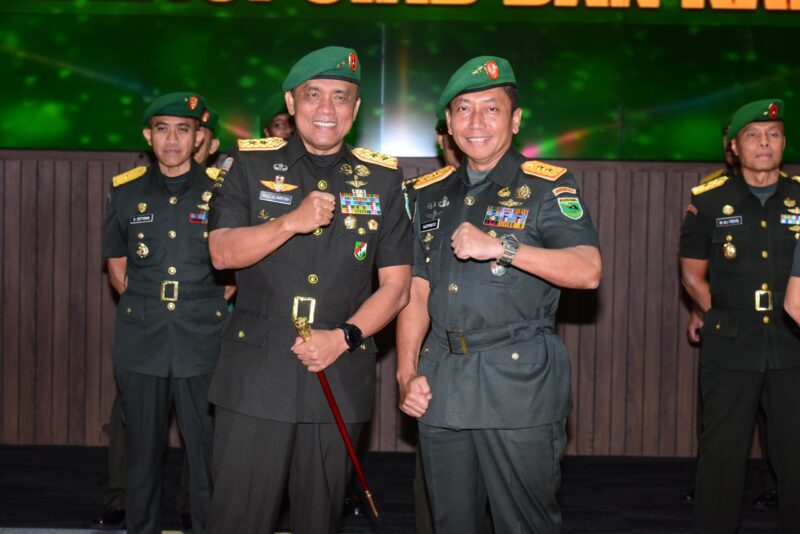 Serah terima ini menandai peralihan kepemimpinan dari Mayjen TNI Ilyas Alamsyah, S.E., M.Tr.(Han)., CGCAE., kepada Mayjen TNI Haryanto, S.I.P., M.Tr.(Han).