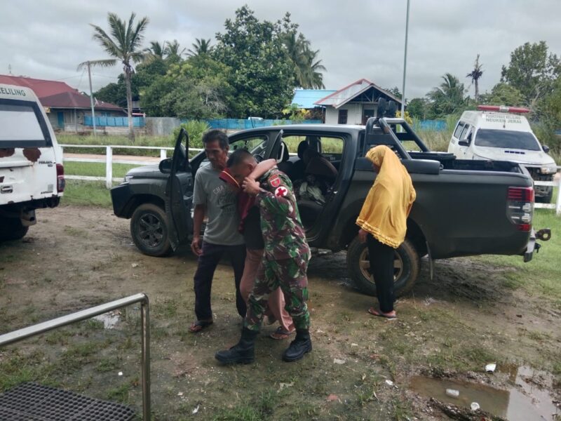 Prajurit Satgas Pamtas Yonif 726/Tml saat warga Kuller meminta bantuan untuk mengevakuasi seorang ibu yang sedang sakit