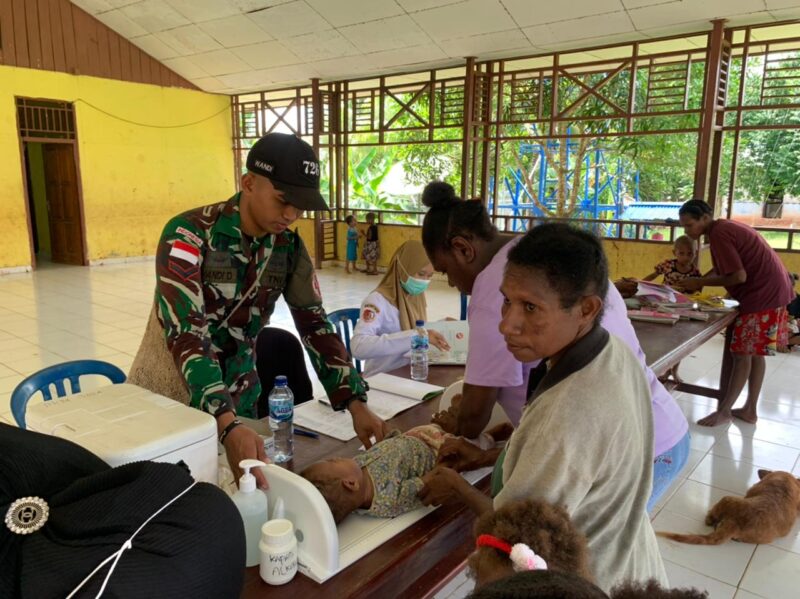 Satgas Pamtas RI-PNG Yonif 726/Tml bersama Puskesmas Erambu mengadakan Pos Pelayanan Terpadu (Posyandu) Balita di Kampung Erambu