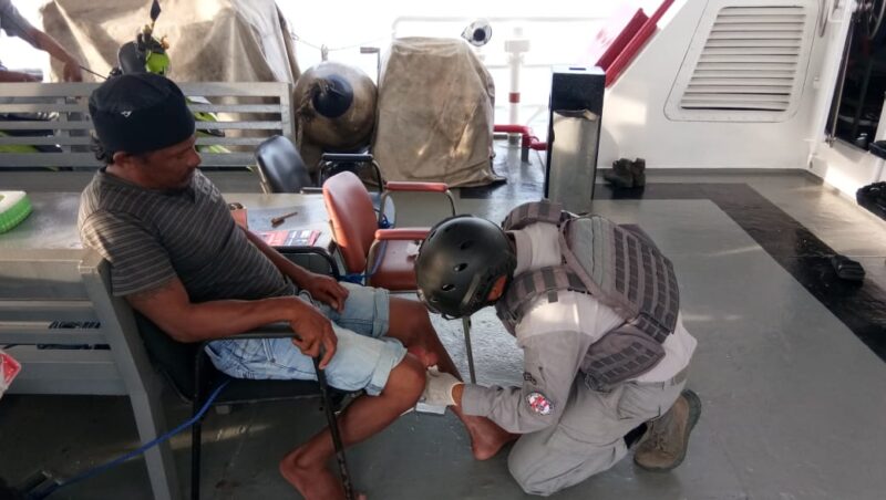 Bakamla RI melalui KN Kuda Laut-403 berhasil menyelamatkan nelayan yang mengalami luka bakar di Perairan Laut Maluku