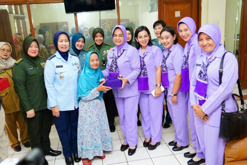 Ibu Raksa Tri Anggana Tantri dan Wanita Tentara Nasional Indonesia (Wan TNI) mengunjungi dan melaksanakan bhakti sosial