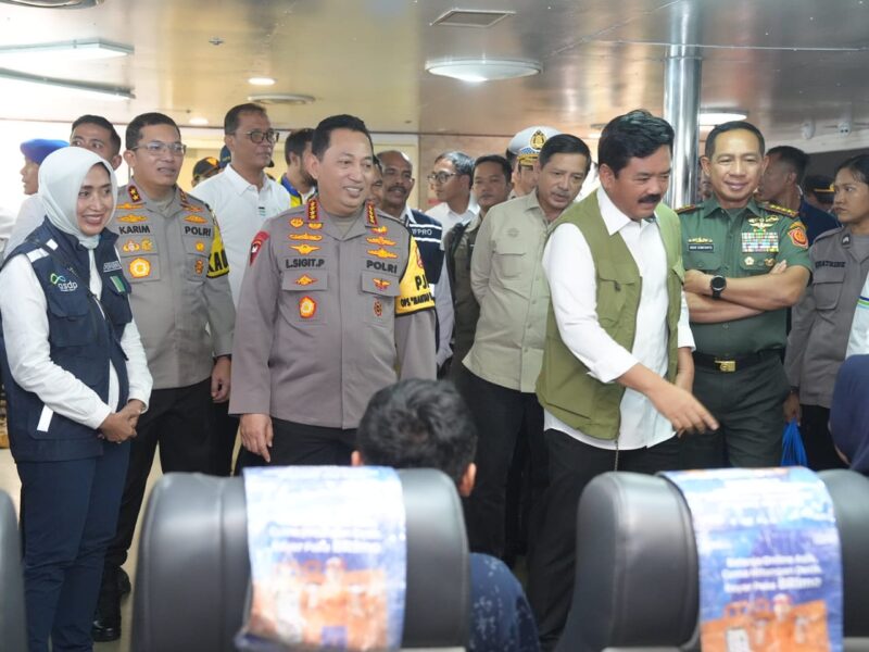 Panglima TNI Jenderal TNI Agus Subiyanto, S.E., M.Si. bersama Menkopolhukam dan Kapolri meninjau kesiapan Mudik Lebaran/Idul Fitri 1445 H/2024