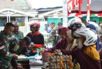 Kodim 1710/Mimika bersama satuan lain termasuk dari Matra Laut dan Udara menggelar Bazar TNI untuk masyarakat Kabupaten Mimika