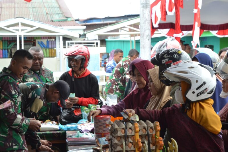 Kodim 1710/Mimika bersama satuan lain termasuk dari Matra Laut dan Udara menggelar Bazar TNI untuk masyarakat Kabupaten Mimika