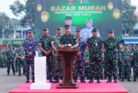 Kepala Staf Umum TNI (Kasum TNI) Letjen TNI Bambang Ismawan mewakili Panglima TNI Jenderal TNI Agus Subiyanto membuka Bazar Ramadhan TNI