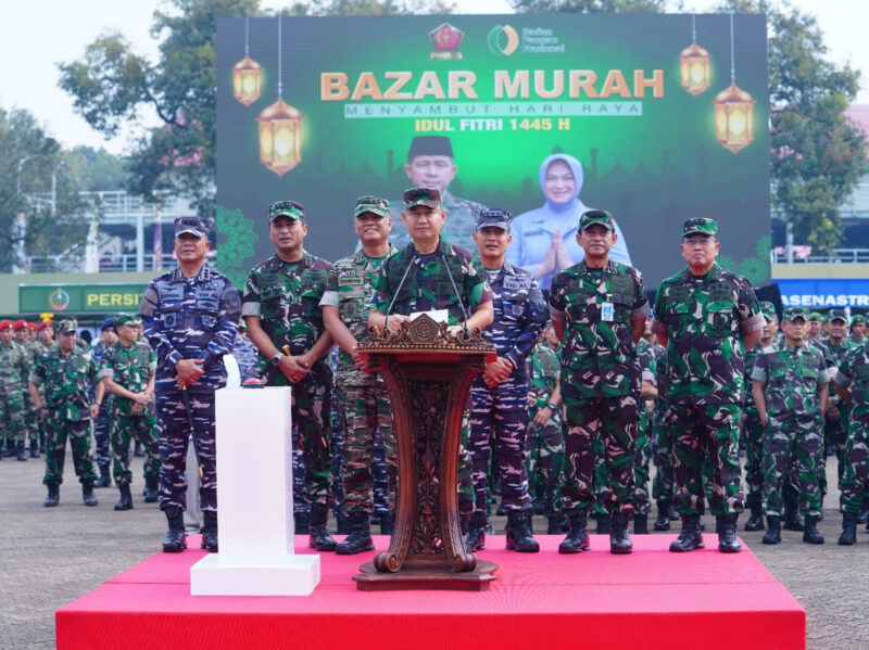 Kepala Staf Umum TNI (Kasum TNI) Letjen TNI Bambang Ismawan mewakili Panglima TNI Jenderal TNI Agus Subiyanto membuka Bazar Ramadhan TNI