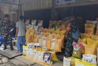 Sertu Aslan menyempatkan diri untuk terjun langsung ke pasar tradisional yang berada di Kelurahan Pasar Sentral, Distrik Mimika Baru