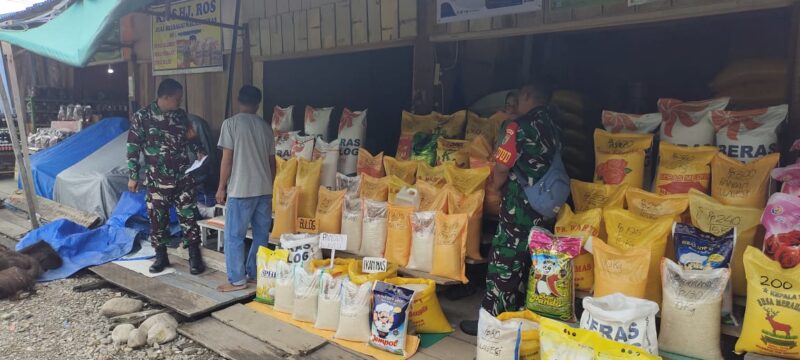 Sertu Aslan menyempatkan diri untuk terjun langsung ke pasar tradisional yang berada di Kelurahan Pasar Sentral, Distrik Mimika Baru