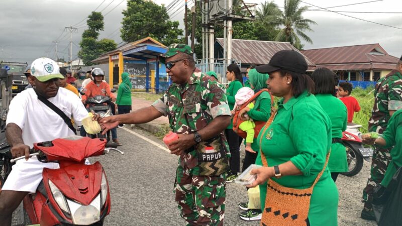 Anggota Koramil 1710-06/Agimuga dipimpin Danramil Lettu Inf Adolof Alfon Rumayom membagikan takjil berupa makanan dan minum