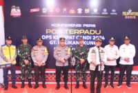 Panglima TNI dan rombongan memeriksa sarana dan prasarana yang tersedia, serta kesiapan personel dalam menghadapi arus mudik