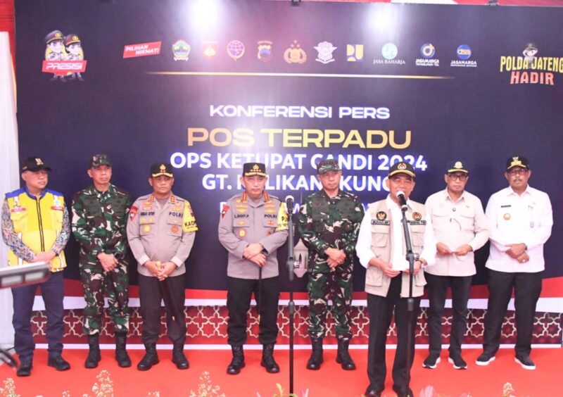 Panglima TNI dan rombongan memeriksa sarana dan prasarana yang tersedia, serta kesiapan personel dalam menghadapi arus mudik