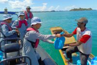 Kepala Pangkalan Bakamla Batam, Kolonel Bakamla I Nyoman Armenthia beserta seluruh personel Pangkalan Bakamla Batam turut berbagi kebahagiaan