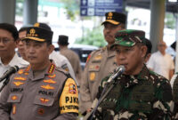 Panglima TNI Jenderal TNI Agus Subiyanto bersama Menteri Perhubungan Budi Karya Sumadi, Kapolri Jenderal Pol Listyo Sigit Prabowo