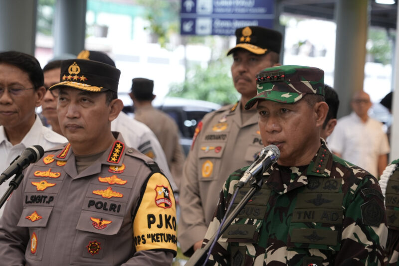 Panglima TNI Jenderal TNI Agus Subiyanto bersama Menteri Perhubungan Budi Karya Sumadi, Kapolri Jenderal Pol Listyo Sigit Prabowo