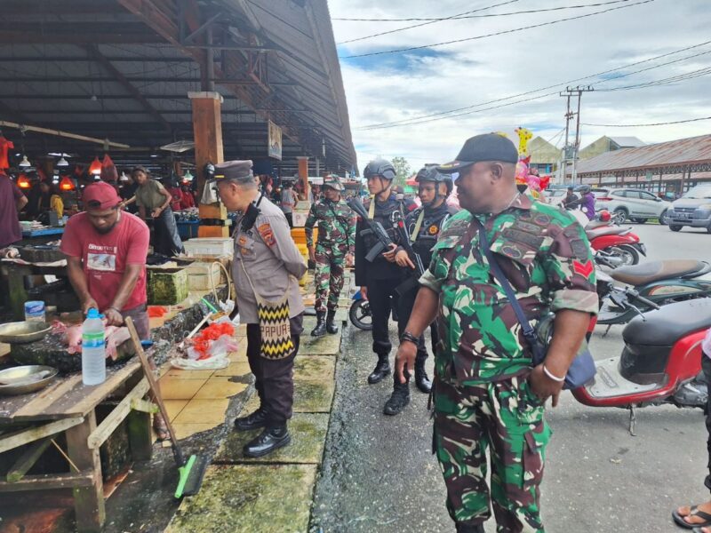 Babinsa Koramil 1710-02/Timika bersama Polres Mimika yang tergabung dalam Satgas Operasi Ketupat Cartensz – 2024 melaksanakan patroli