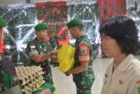 Komandan Kodim 1710/Mimika Letkol Inf Dedy Dwi Cahyadi bagikan bingkisan dan Tunjangan Hari Raya (THR) Idul Fitri 1445