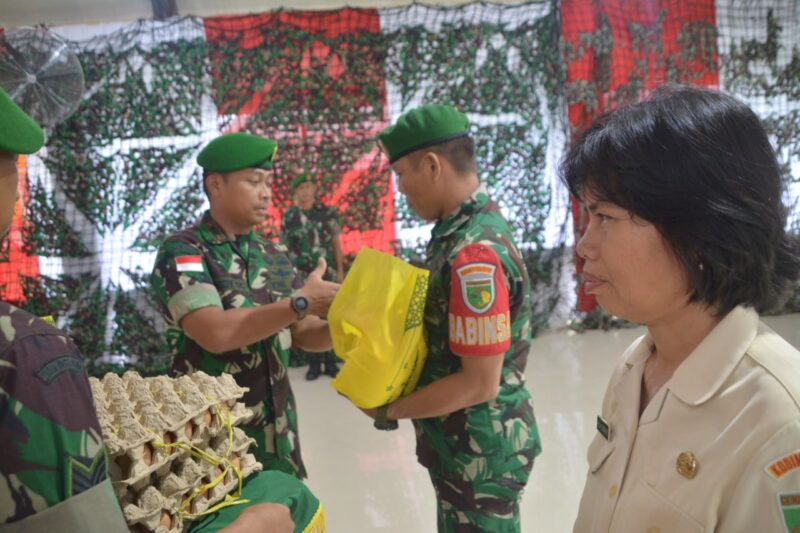 Komandan Kodim 1710/Mimika Letkol Inf Dedy Dwi Cahyadi bagikan bingkisan dan Tunjangan Hari Raya (THR) Idul Fitri 1445