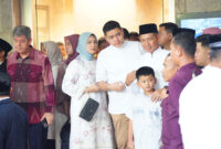 Panglima TNI Jenderal TNI Agus Subiyanto, S.E., M.Si, bersama Presiden RI Ir. H. Joko Widodo melaksanakan shalat Idul Fitri 1445 H