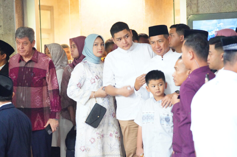 Panglima TNI Jenderal TNI Agus Subiyanto, S.E., M.Si, bersama Presiden RI Ir. H. Joko Widodo melaksanakan shalat Idul Fitri 1445 H