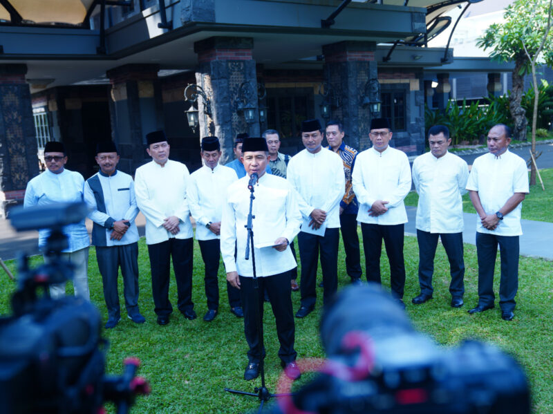 Panglima TNI Jenderal TNI Agus Subiyanto menggelar Konferensi Pers terkait keberhasilan TNI menerjunkan bantuan kemanusiaan