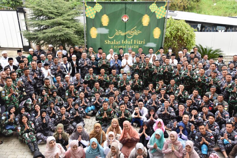 Pelaksanaan shalat Idul Fitri yang berlangsung di Lobby Utama KBRI Beirut berjalan dengan penuh khidmat dan khusyuk