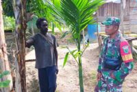 Babinsa Koramil 1710-07/Mapurujaya, Koptu Miswanto melaksanakan Komsos dengan warga di wilayah binaannya