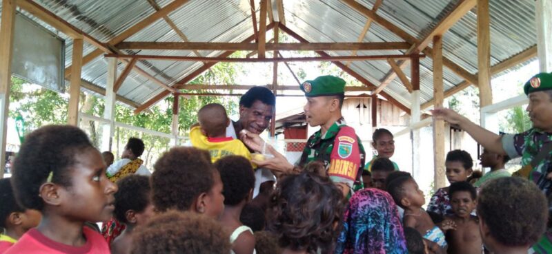 Koramil 1710-07/Mapurujaya dipimpin Danramil Kapten Inf Hely Sukmajaya melaksanakan kegiatan pengecekan serta pembagian PMT