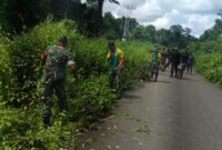 Babinsa Korami 1710-07/Mapurujaya Kodim 1710/Mimika bersama anggota Brigif 20/IJK dan masyarakat melakukan kegiatan kerja bakti