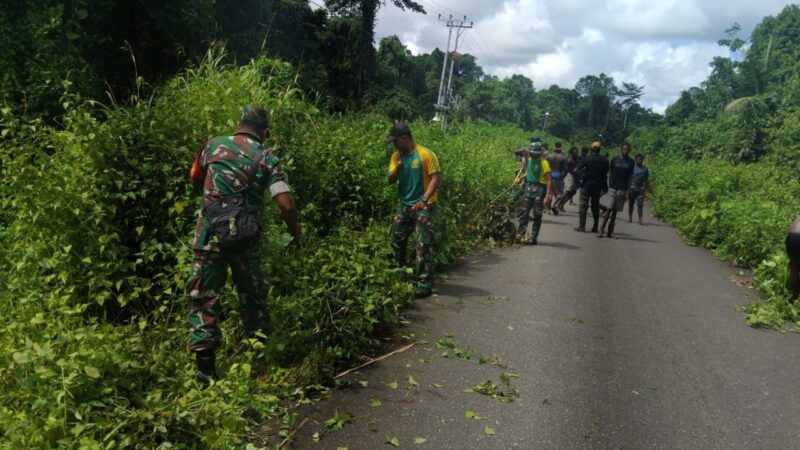 Babinsa Korami 1710-07/Mapurujaya Kodim 1710/Mimika bersama anggota Brigif 20/IJK dan masyarakat melakukan kegiatan kerja bakti