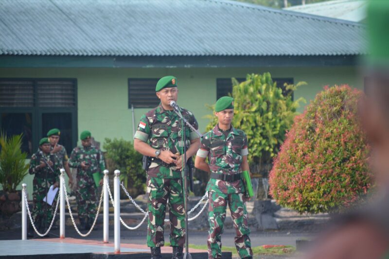 Komandan Kodim 1710/Mimika, Letkol Inf Dedy Dwi Cahyadi memimpin Upacara Bendera 17-an di bulan April tahun 2024
