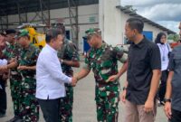 Dandim 1710/Mimika, Letkol Inf Dedy Dwi Cahyadi bersama Dansat TNI lainnya melaksanakan penyambutan kunjungan kerja Wamenhan RI