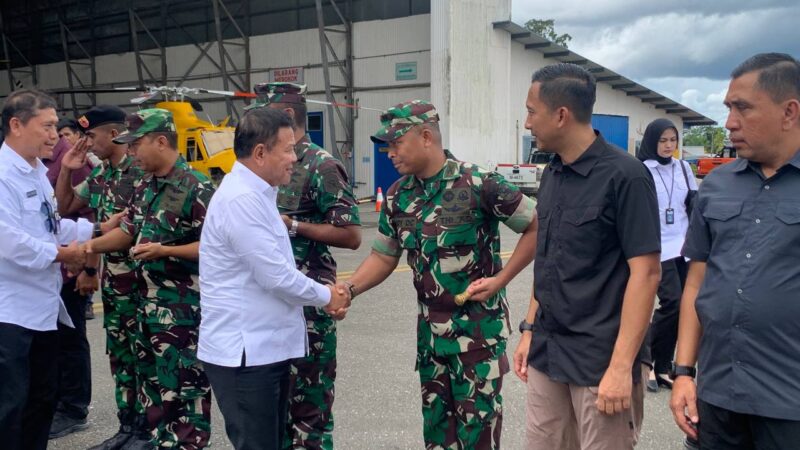 Dandim 1710/Mimika, Letkol Inf Dedy Dwi Cahyadi bersama Dansat TNI lainnya melaksanakan penyambutan kunjungan kerja Wamenhan RI