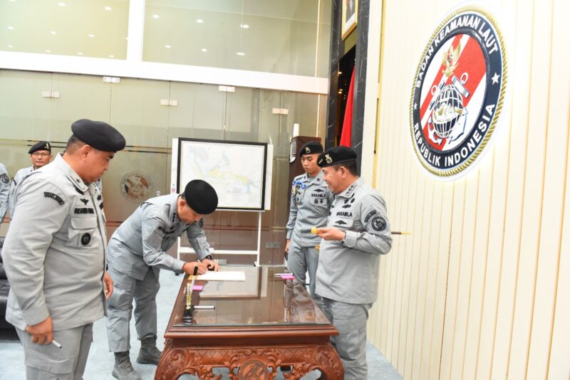 Kepala Bakamla RI Laksdya TNI Dr. Irvansyah, S.H., M.Tr.Opsla. memimpin acara Serah Terima Jabatan (Sertijab)