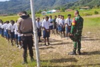 Babinsa Koramil 1710-05/Jila bersama Polsek Jila memberikan materi Peraturan Baris Berbaris (PBB) kepada para siswa siswi SMP di Kampung Jila