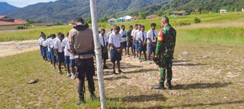 Babinsa Koramil 1710-05/Jila bersama Polsek Jila memberikan materi Peraturan Baris Berbaris (PBB) kepada para siswa siswi SMP di Kampung Jila