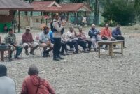 Danramil 1710-04/Tembagapura Kapten Chb Eliazar Manuk Allo bersama Kepolisian dari Polsek Tembagapura menghadiri sekaligus mengamankan acara adat