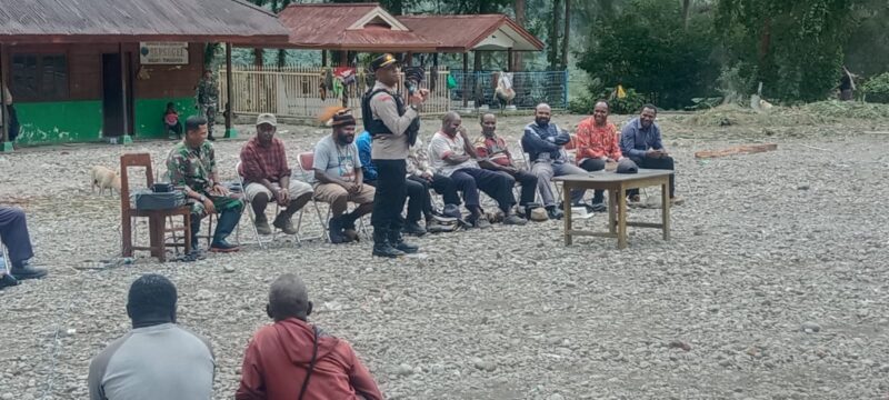 Danramil 1710-04/Tembagapura Kapten Chb Eliazar Manuk Allo bersama Kepolisian dari Polsek Tembagapura menghadiri sekaligus mengamankan acara adat