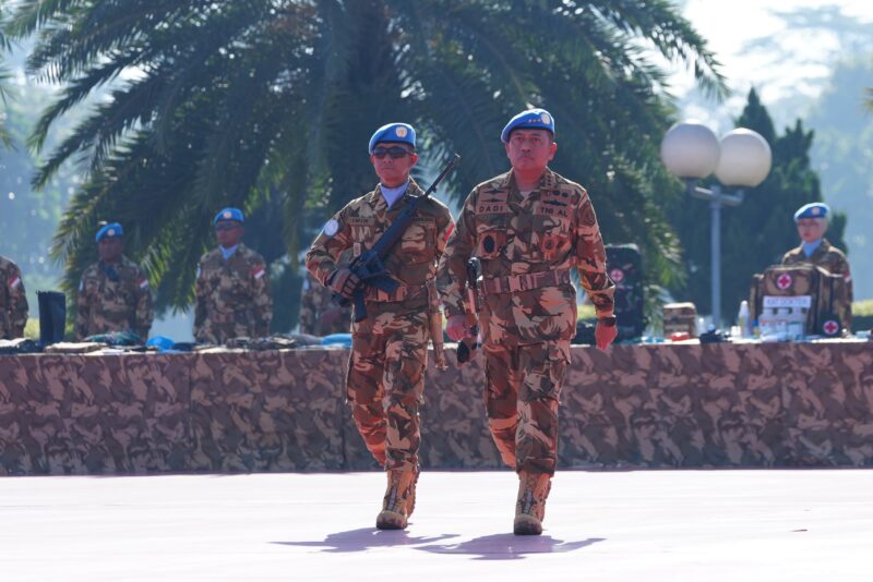 Inspektur Jenderal (Irjen) TNI Laksdya TNI Dadi Hartanto, M.Tr. (Han)., M.Tr. Opsla., mewakili Panglima TNI Jenderal TNI Agus Subiyanto melepas Satgas Kontingen Garuda TNI
