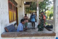 Babinsa Koramil 1710-07/Mapurujaya Sertu Selamet Riyadi melaksanakan Komunikasi Sosial (Komsos) bersama masyarakat di Kp. Ayuka