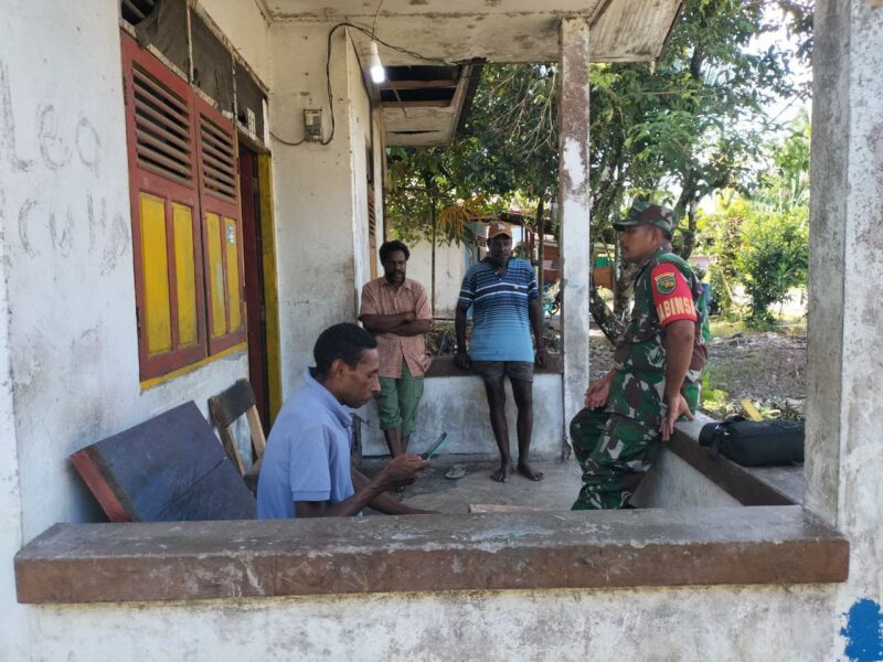 Babinsa Koramil 1710-07/Mapurujaya Sertu Selamet Riyadi melaksanakan Komunikasi Sosial (Komsos) bersama masyarakat di Kp. Ayuka