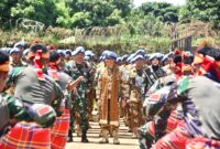Komandan Satgas Indo RDB XXXIX-E/MONUSCO Kolonel Inf Made Sandy Agusto sambut kedatangan Satgas Indo RDB XXXIX-F/MONUSCO