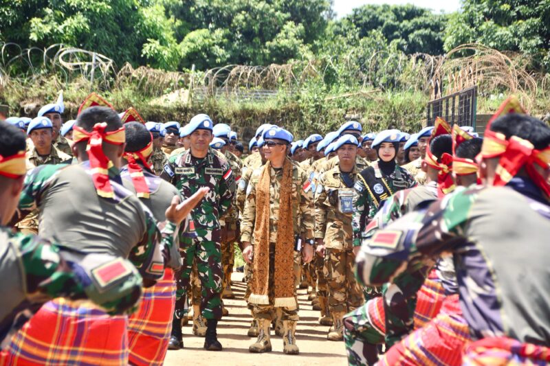 Komandan Satgas Indo RDB XXXIX-E/MONUSCO Kolonel Inf Made Sandy Agusto sambut kedatangan Satgas Indo RDB XXXIX-F/MONUSCO
