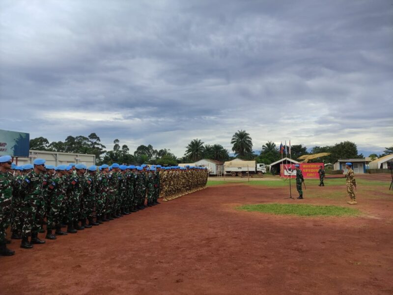 Dansatgas Kizi Monusco Kongo XX-U memberikan penghormatan terpimpin kepada satgas lama kemudian seluruh anggota Satgas baru