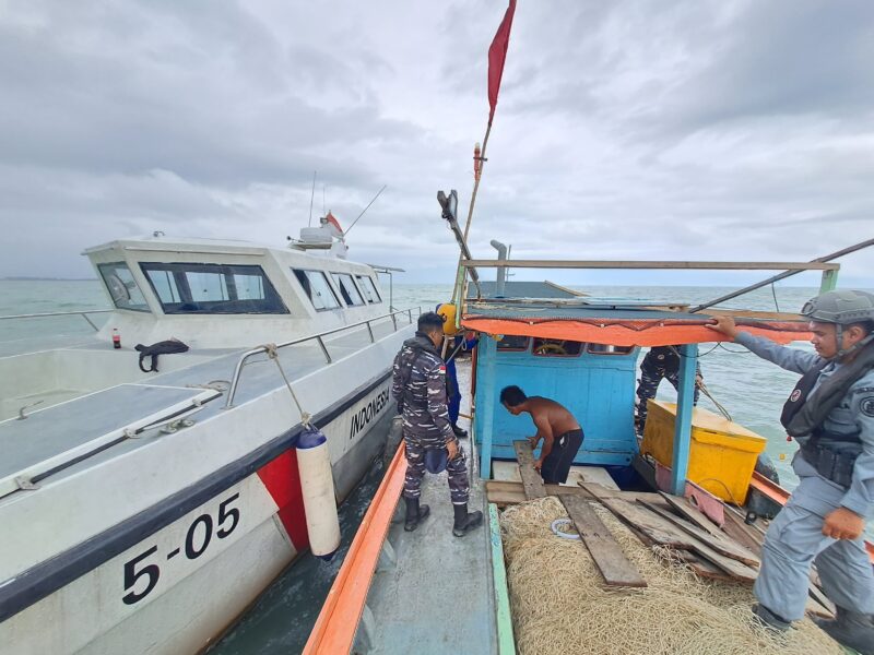 Catamaran 505 bersama Satuan Kepolisian Air dan Udara (Polairud) Polres Sambas, serta Pos TNI Angkatan Laut Paloh melakukan Patroli Penertiban