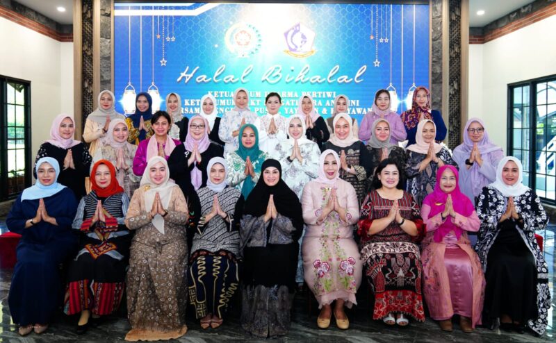 Ny. Evi Agus Subiyanto selaku Ketua Umum Dharma Pertiwi dan Ketua Umum IKKT Pragati Wira Angini (PWA) menggelar acara Halal Bihalal